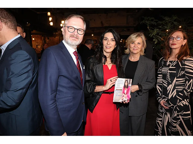 Romantická scéna na křtu Markéty Pekarové: Manžel Tomáš přinesl skleničku i polibek!