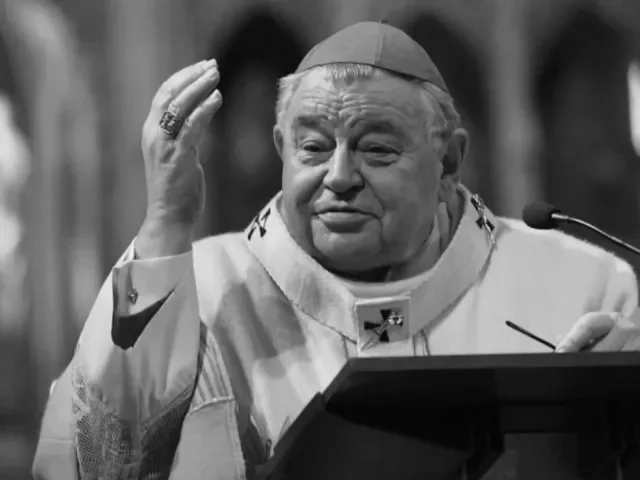 Pohřeb kardinála Duky. Před katedrálou svatého Víta čekají desítky lidí