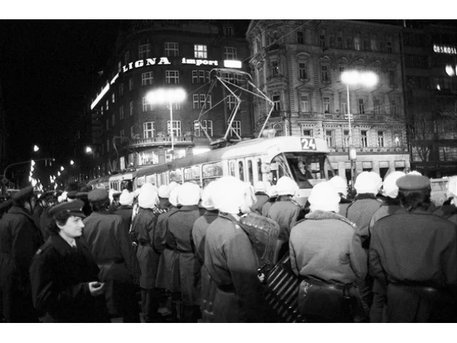 Jak to vypadalo v ulicích v roce 1989? Některá místa byste nepoznali