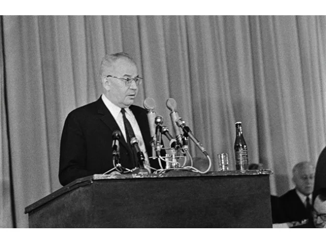 Jakeš je neschopný, vysvětlete, co se stalo. Co psali lidé Husákovi po 17. listopadu