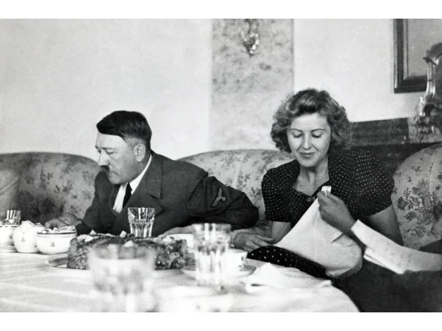 Analýza DNA: Měl Adolf Hitler vzácnou vývojovou poruchu a mikropenis?