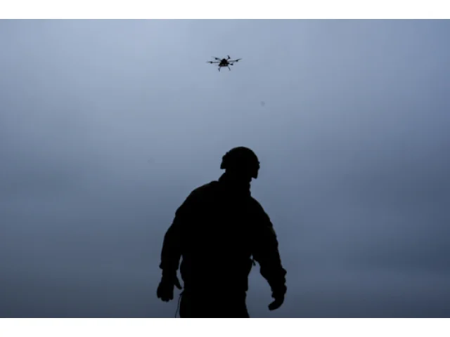 Ruský útok na Ukrajině má jednu oběť, Kyjev drony útočil na ruskou rafinérii