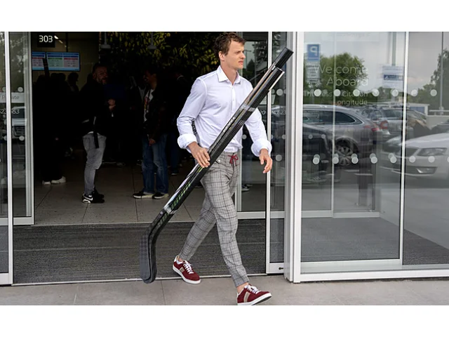 Kämpf zůstává v NHL. Po odchodu z Toronta podepsal smlouvu s Vancouverem