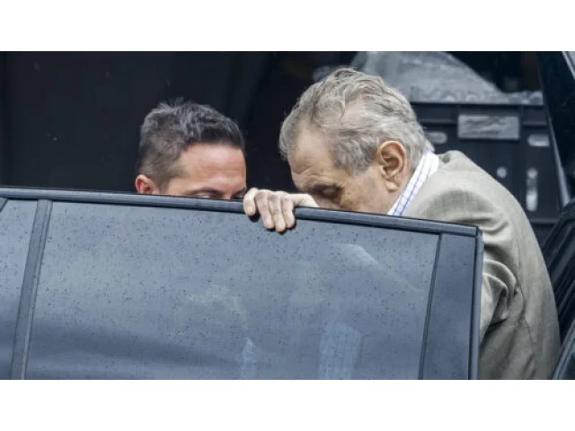 Vůle a chodítko. Spolupracovník vysvětlil Zemanův příchod na pohřeb Duky po svých