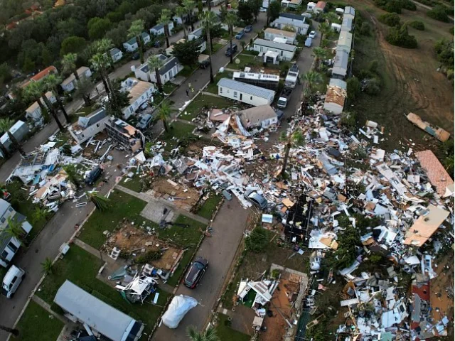 Tornádo v Portugalsku odnášelo lidi a ničilo vše v cestě. Záběry ukazují zkázu