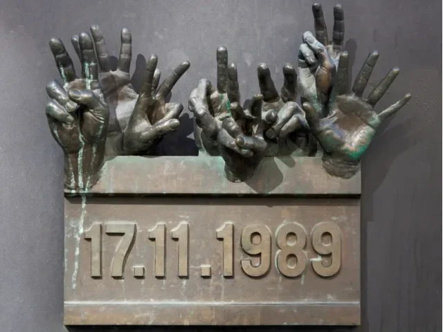 Česko si připomíná listopadové události roku 1939 a 1989, pietní akty či koncerty budou po celé zemi