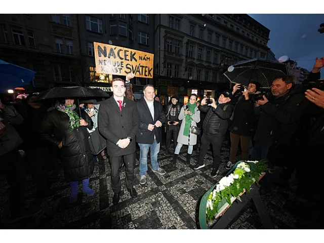 Na Národní třídu přicházejí první politici, Vondráčka z SPD vypískali