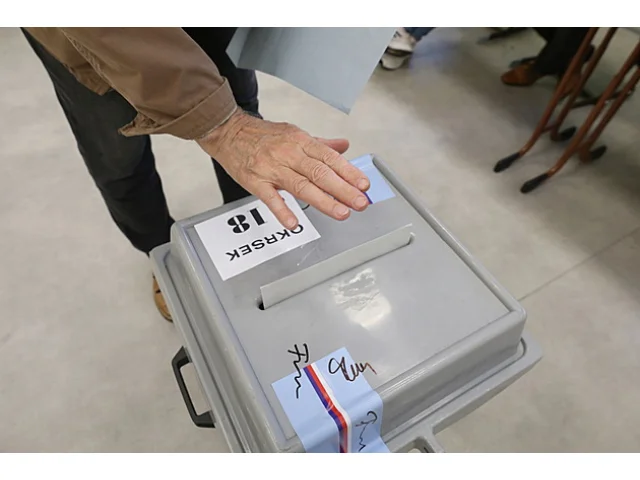 Volby zpátky do jara: připraví se poslanci o čtyři platy?