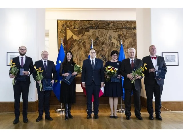 Medaili Za zásluhy o diplomacii obdrželi Kopečný, Pekarová Adamová či Pojar