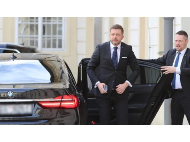 Okamura vás sejme všechny teďka, vpálil muž Rakušanovi. Ministr k můži přistoupil, ochranka na něj dohlížela