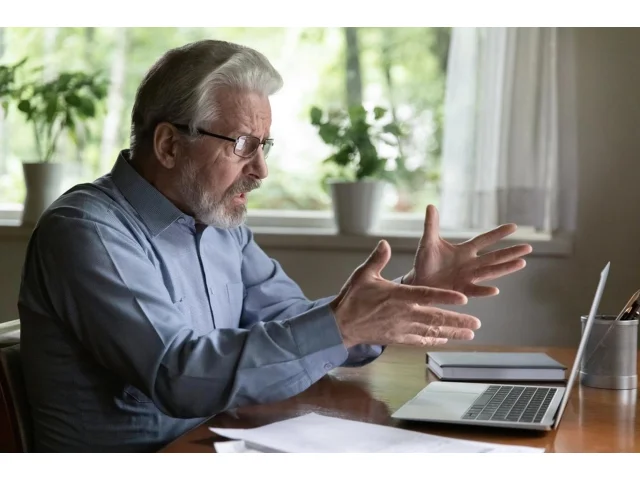 Snadný způsob, jak přijít o statisíce: Seniorovi během pár kliknutí zmizela spousta peněz