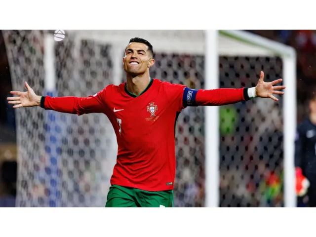 Cristiano Ronaldo v Bílém domě. Trump ho usadil vedle Muska i šéfa Applu a představil mu „superfanouška“ Barrona