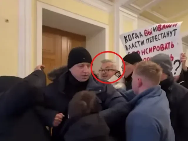 VIDEO: Polského velvyslance napadli v Petrohradu ruští aktivisté. Zachránila ho ochranka