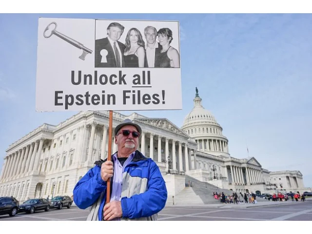 Trump pod tlakem kývl na zveřejnění Epsteinových spisů: Co o kauze zatím víme