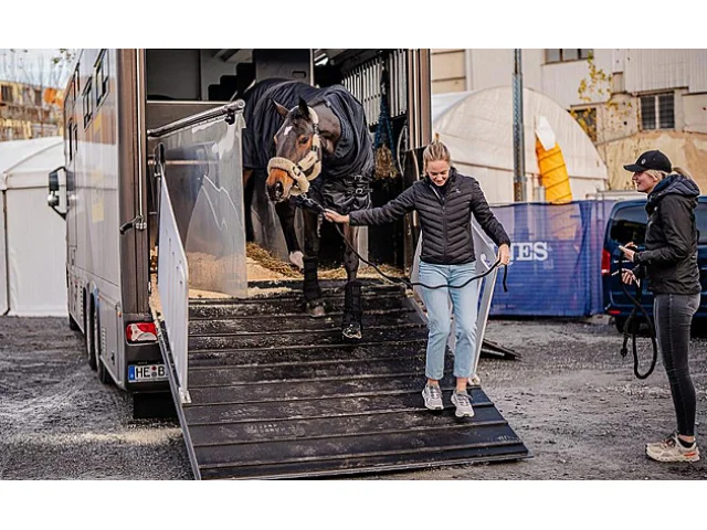 Stáje pro dvě stě koní, v O2 areně tisíc tun písku. Praha opět vítá Kellnerovou a spol.