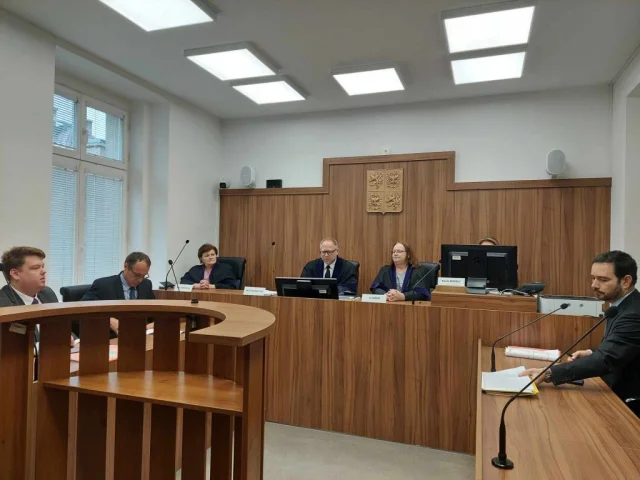 Vláda obrací kapsy. Kde vezme peníze nejen na provoz soudů?