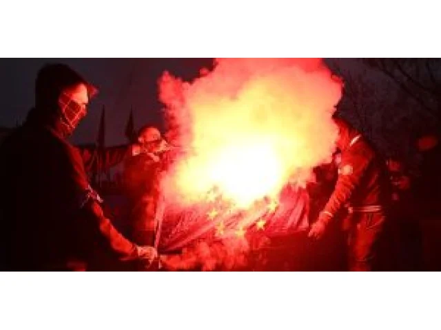 Evropští extremisté po boku české vlády: porcování Ukrajiny i pálení vlajky EU