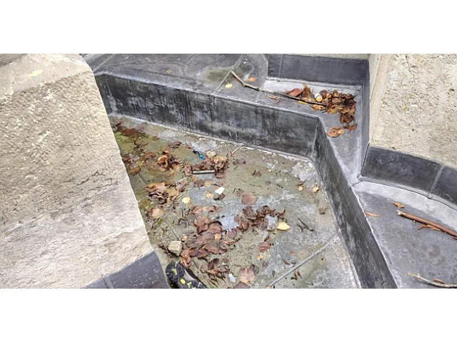 Kašna na jirkovském náměstí je zazimovaná, její vana byla opět plná odpadků