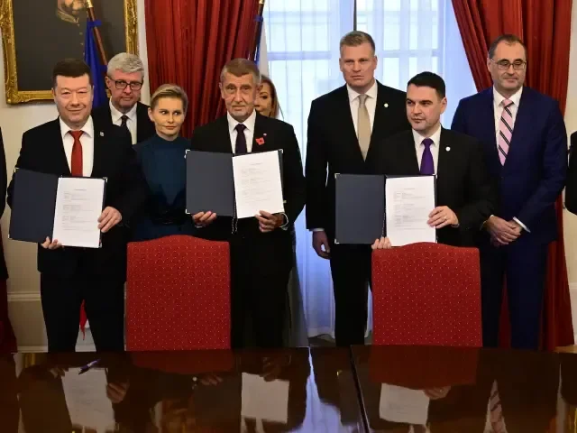 Zmrazení platů politiků visí na vlásku. Plán nové vlády patrně narazí na veto i Senát