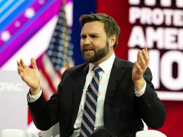 Ukrajině mír nepřinesou další zbraně, peníze, ani „politici žijící v říši snů“, pustil se Vance do kritiků