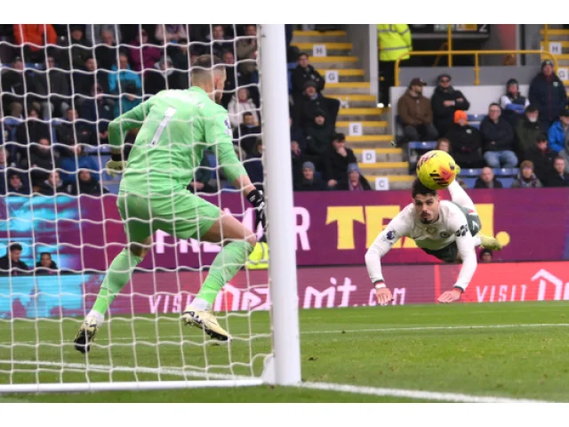 Fotbalisté Chelsea vyhráli v Burnley a po třetím vítězství v řadě jsou druzí