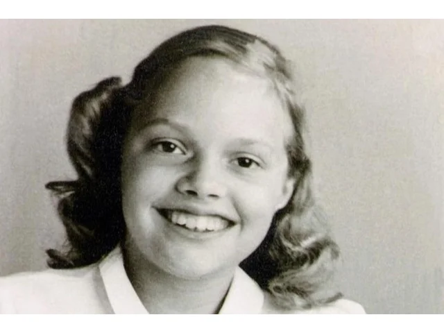 Roztomilá dívka na této fotografii vyrostla v bestii, která popravovala muže. Od dětství ji znásilňovali