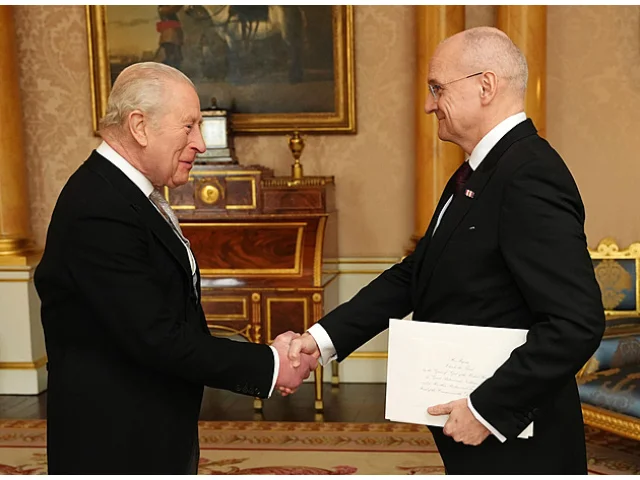 Velvyslanec Bartuška šel poprvé ke Karlu III. Radili mu, ať si ho nastuduje v seriálu Koruna