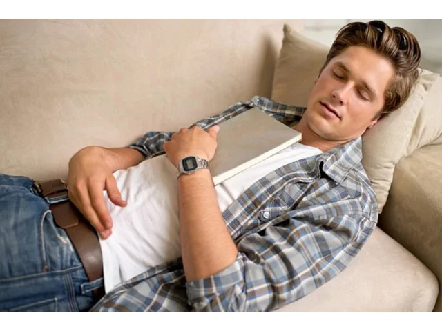 Co znamená, když vedle vás partner na gauči neustále usíná? Odpověď je jiná,  než si mnozí myslí