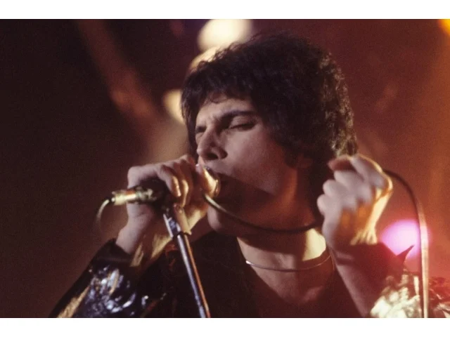 Před 34 lety zemřel Freddie Mercury. Přitahovali jej muži, ale miloval jedinou ženu, ta zdědila jeho miliony