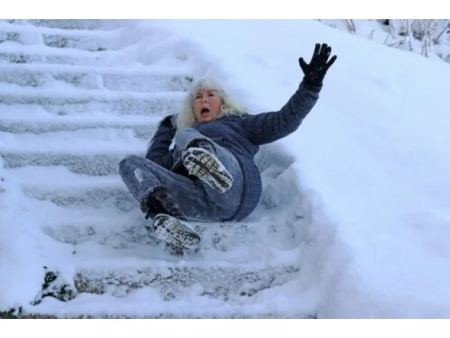 Výhled počasí den po dni: Česko sevřel mráz a sníh. V týdnu to bude pořádně klouzat