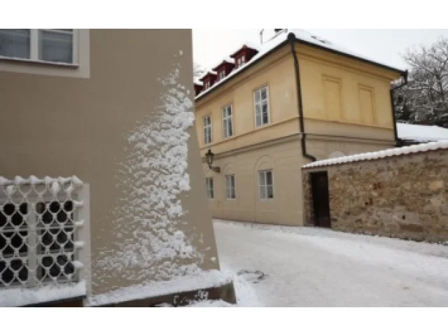 Sníh ráno působil v Praze problémy v dopravě, nejezdily vlaky Smíchov - Radotín