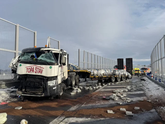 Řidič kamionu naboural na Frýdecko-Místecku do protihlukové stěny, jejíž části spadly na dálnici D48