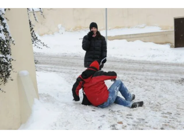 Česko zasypal sníh. Meteorologové varují, že nejméně do středy to bude klouzat