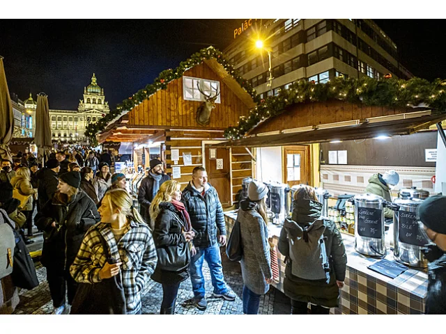 Jednorázové nádobí a nově dezinfekce. Vánoční trhy v Praze reagují na žloutenku