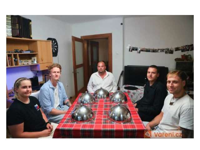 Prostřeno! v Praze a okolí: Hosté "staví" vlastní tiramisu, zažijí koncert v ložnici i zažijí trapno