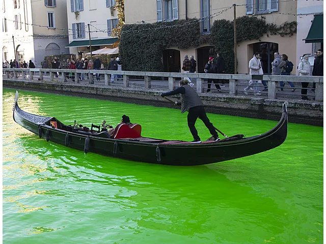 Thunbergové zakázali vstup do Benátek. Obarvila tam vodu na zeleno