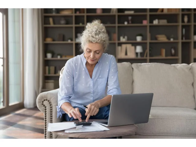 Seniory čeká řada změn: Týkají se důchodů, života v zahraničí i řízení automobilu