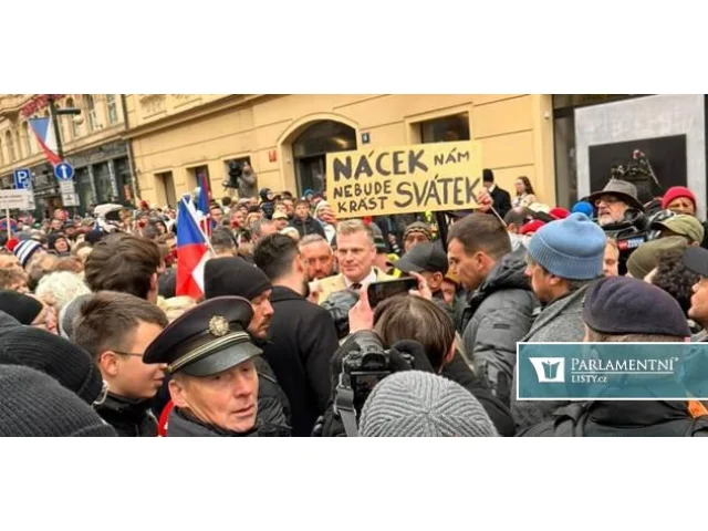 Poslankyně stála vedle Turka v momentu, o němž všichni psali