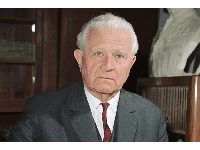 Generál Ludvík Svoboda velel bojům u Dukly, po válce pracoval v JZD, nakonec se stal naším 7. prezidentem