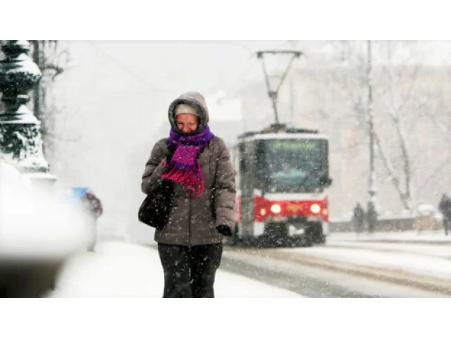 Meteorologové zpřesnili výstrahu. Varují před novou sněhovou pokrývkou a náledím, určili nejzasaženější lokality