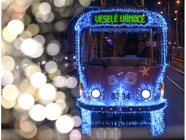 Do pražských ulic vyjedou vánoční popelářská auta. Světýlka ozdobí i tramvaje