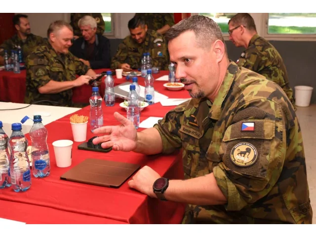 Rvačka a pořezaný generál odhalují slabinu české armády. Funguje prevence?