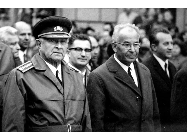 Gustáv Husák žil ve vile v Troji i v domku v Královské zahradě. Udělal z něj pevnost se saunou a bazénem