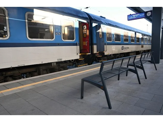 V Roudnici vlak opět strhl trakční vedení. Provoz na koridoru je zastavený