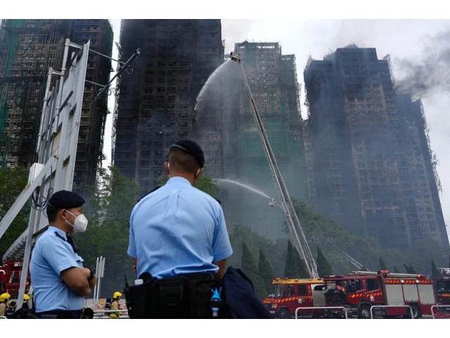 Tragický požár výškových budov v Hongkongu: Policie viní stavební společnost