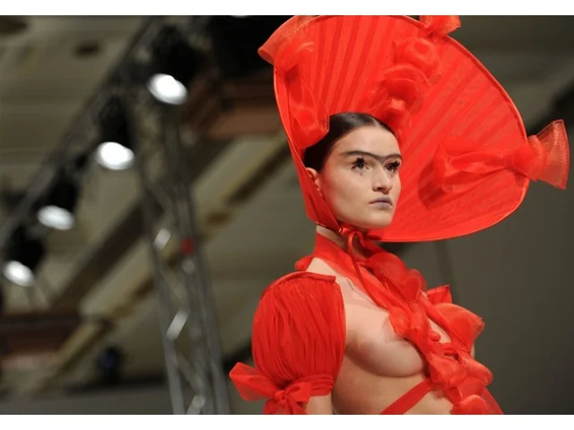 Zemřela Pam Hoggová, návrhářka uměla svými modely šokovat