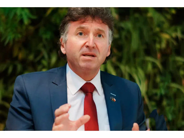 Kubek znovu pálí ostrými: Nelékaři jsou levnější a snáze ovladatelní. Kritici mluví o dehonestaci