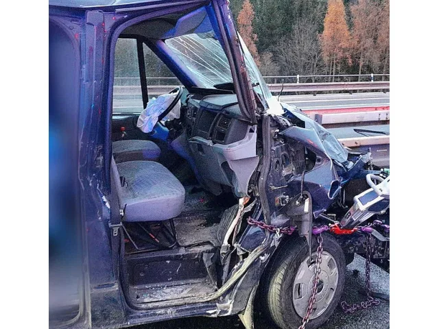 Nehoda kamionu a dodávky v kopci u Rokycan zablokovala D5, dva lidi museli vyprostit