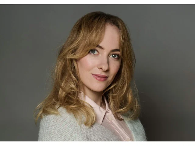 Elizaveta Maximová ukázala v seriálové novince Noční operatér, jak jí sluší těhotenské bříško