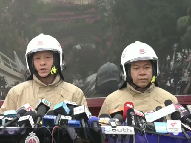 Hasiči stále bojují s ohněm v hongkongském komplexu. Mrtvých už je 55